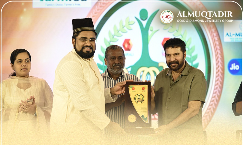 DR Mohammed Manzoor recieving award from Actor Mammoty